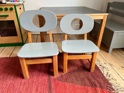 Bord/stolesæt, Hukit, Originale hukit-børnestole fra hhv. 1980 og 1992. Malet grå. I fin stand, dog 