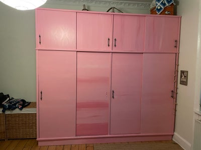Garderobeskab, Stort teaktræ garderobeskab som jeg har malet lyserødt. Som det fremvises af billeder