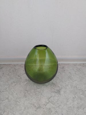 Glas, Dråbevase, Holmegaard, Stor dråbeformet vase i majgrøn glas
Design af Per Lütken
Produceret af