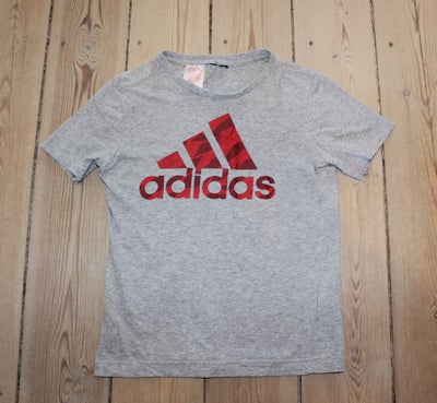 T-shirt, Adidas t-shirt, Adidas, str. 134, Ses på billede 1.
Størrelsesmærket er klippet af. Det er 