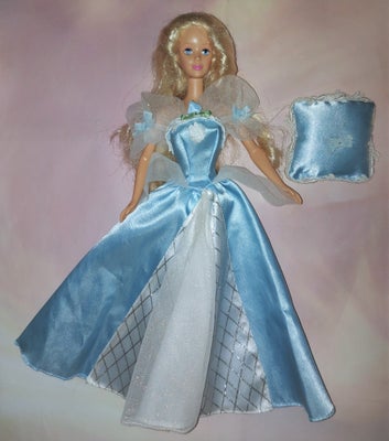 Barbie, Sleeping Beauty Barbie fra 1998, Hun er i fin ren stand. Hendes øjne lukkes halvvejs. Puden 