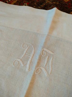 Hørlagen, Vintage, Gammelt dansk hørlagen med håndbroderet monogram. Lagenet er vævet i en fin hørkv