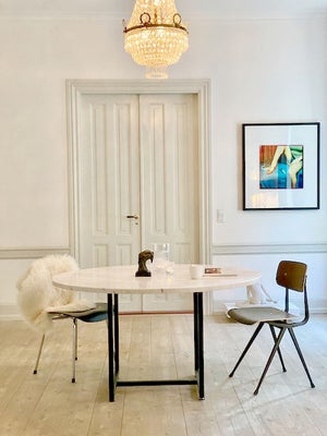 Spisebord, Virkeligt flot rundt marmor spisebord i eksklusivt designmed plads op til 8 personer.

De