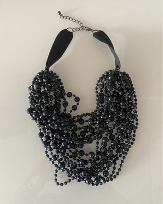 Halskæde, plast, Halskæde med sorte perler i flere størrelser og længder, samlet med silkebånd og lå