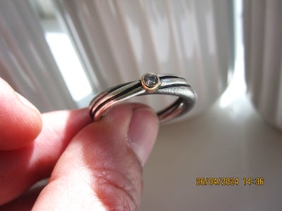 Ring, Meget smuk ring sælges til en fast pris på 200 kroner + fragt

Æsken medfølger ikke

Se også m