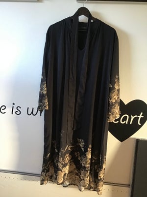 Anden kjole, New Wear, str. M,  Sort med mønster,  Polyester,  Ubrugt, Str. 46-48
Bindebånd om livet