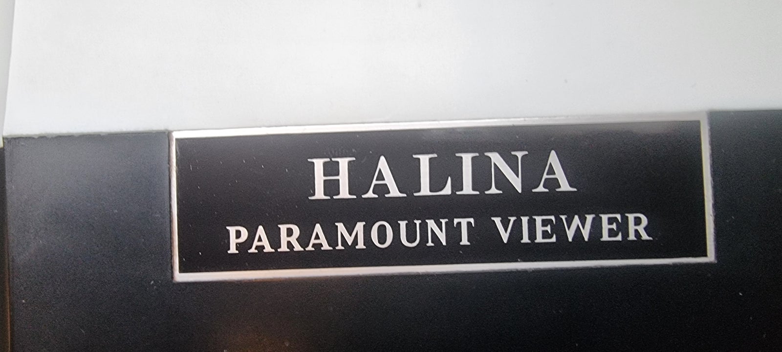 Dias betragter, Halina, Paramount viewer