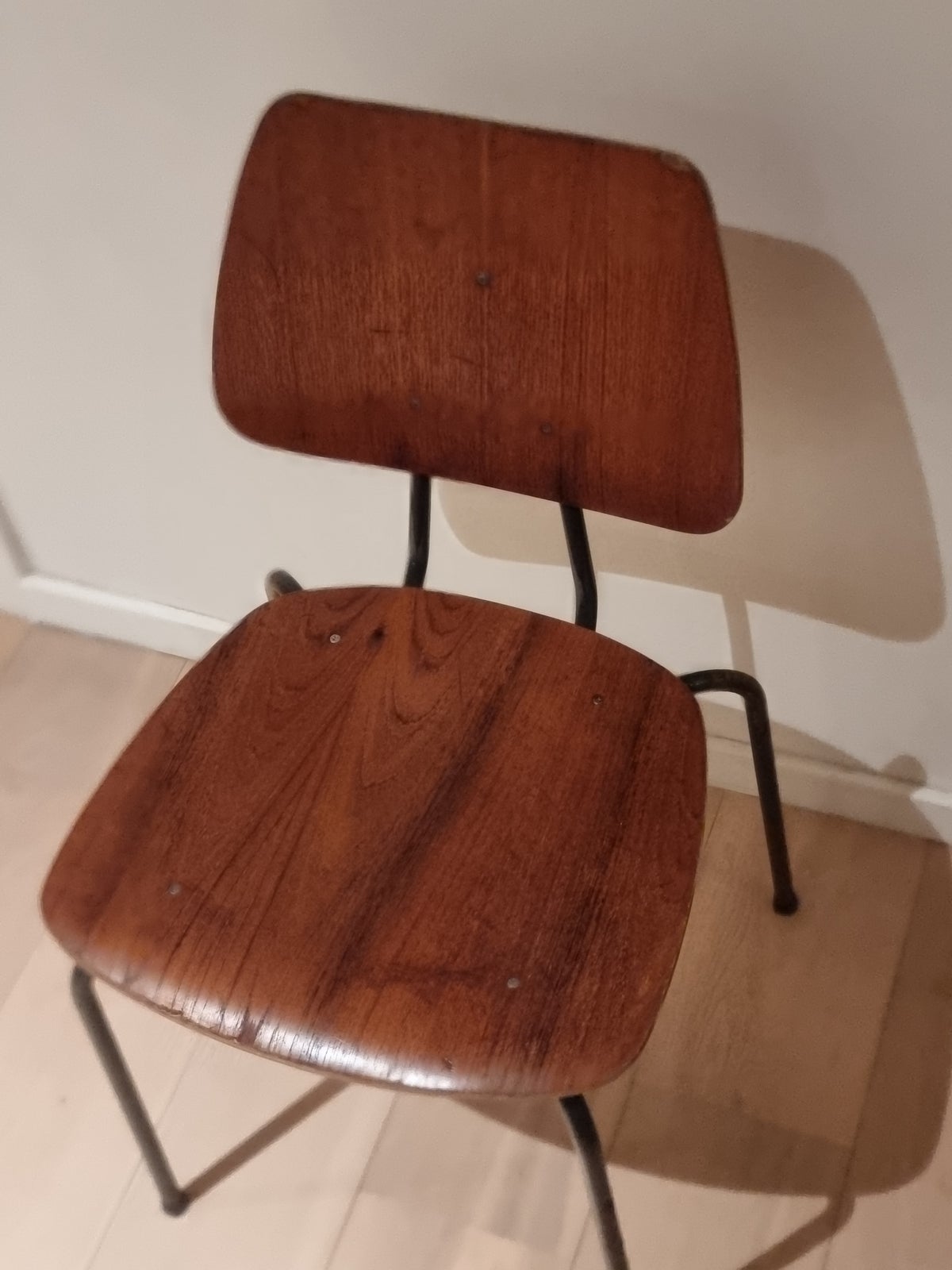 Spisebordsstol, Metal stel og sæder i teakfiner