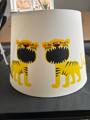 Børnelampe, Ikea, Lampe med løver - udgået model fra IKEA
Brugt i 3 mdr - som ny
Loftlampe til børne