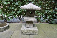 Japansk granit lygtehus.