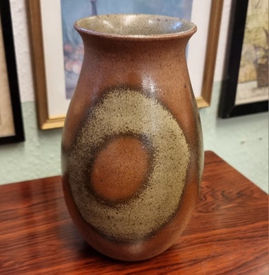 Keramik, KERAMIK VASE, GUNNI NORDSTRØM, SE MÅLENE PÅ BILLED NR 2
keramik vase udført af keramiker Gu