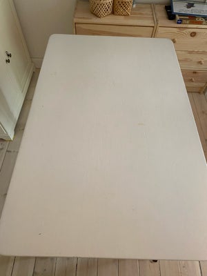 Spisebord, Træ, b: 75 l: 117, Hvidmalet træbord. Trænger til at blive malet. Der er udtræk til ekstr