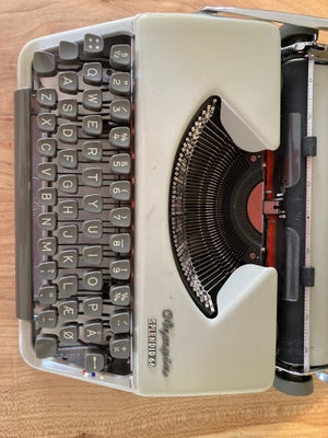 Olympia Splendid 66 skrivemaskine, Retro skrivemaskine i god kvalitet - meget velholdt. 