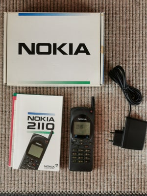 Nokia 2110, retro mobiltelefon i original emballage med manualer og lader.

