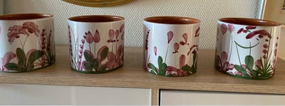 Keramik, Urtepotteskju, Urtepotteskjuler med blomstermotiver.
Mrk. Made in Germany 11/1
H: 10,5 cm.
