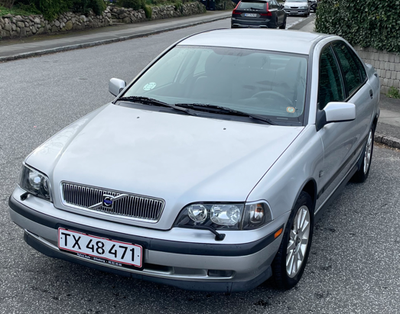 Volvo S40, 1,6, Benzin, 2000, km 120000, sølvmetal, nysynet, klimaanlæg, ABS, airbag, 4-dørs, centra