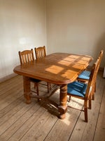 Spisebord med 4 stole. 160x 105.
Med ekstra til...