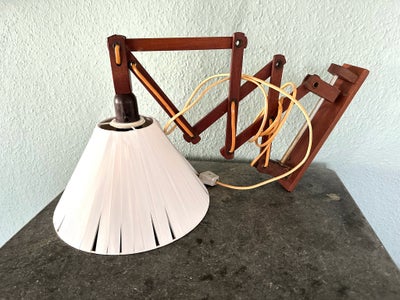 Væglampe, Vintage, Vintage sakselampe. 
Lampeskærmen er i plastic-bånd som kan bevæges lidt. 
29 høj