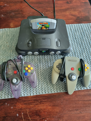 Nintendo 64, God, Sælger denne velfungerende n64 med alle nødvendige kabler og diddy kong racing
Der