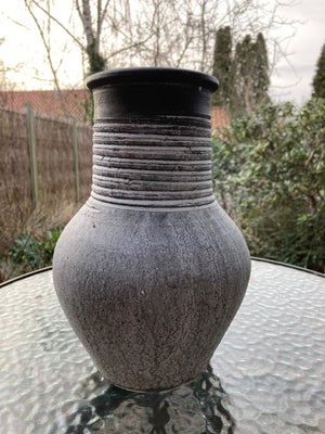 Vase, Keramik, Smuk kraftig grå vase med riller på halsen. Højde 27 cm, diameter 20 cm. 