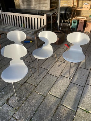 Spisebordsstol, Arne Jacobsen, Myren, designet af Arne Jacobsen. 

4 stks Myren stol med lysegrå lak