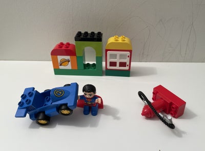 Lego Duplo, Supermans redningsaktion. Bilen har lige væltet brandhanen, men Superman redder situatio