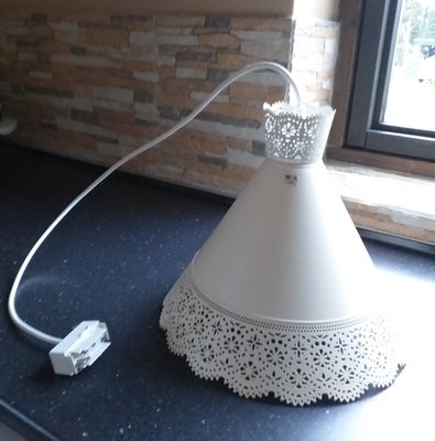 Ampel, Nostalgi, Fuldstændig fejlfri loftlampe i off-white metal
m. hul-mønster.
Meget fin og dekora