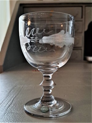Glas, Vinglas med egeløvsfrise 1870, Vinglas med ægformet kumme på stilk med knap. Dekoreret med mat