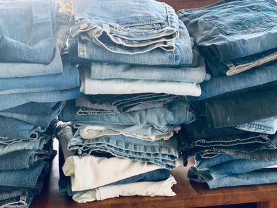 Stof, Gl. jeans, Gamle jeans - hullede og klippede i - velegnet til omsyning
Sælges samlet for 300,-