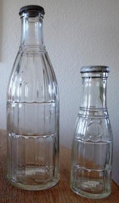 Flasker, 2 maskinblæst saftflasker, til bajonetkapsel, lodrette striber, afbrudt af etiket felt, cir