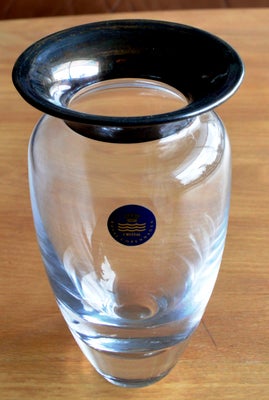 Glas, Vase, Blå glasvase med sølvkant
"Royal Copenhagen" 14 cm.