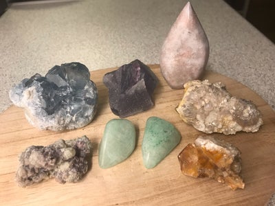 Smykker og sten, Forskellige krystaller, 8 stk., Forskellige rå og polerede krystaller:

1) Poleret 