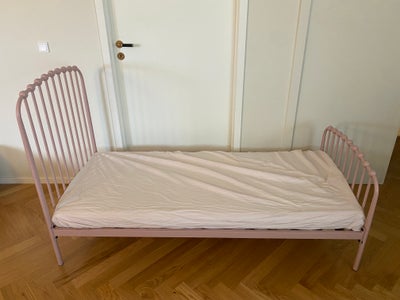 Juniorseng, Jern seng , b: 75 l: 160, Bonton jern seng, lyserød / Rosa  75 x 160 cm.
Ikea madras med