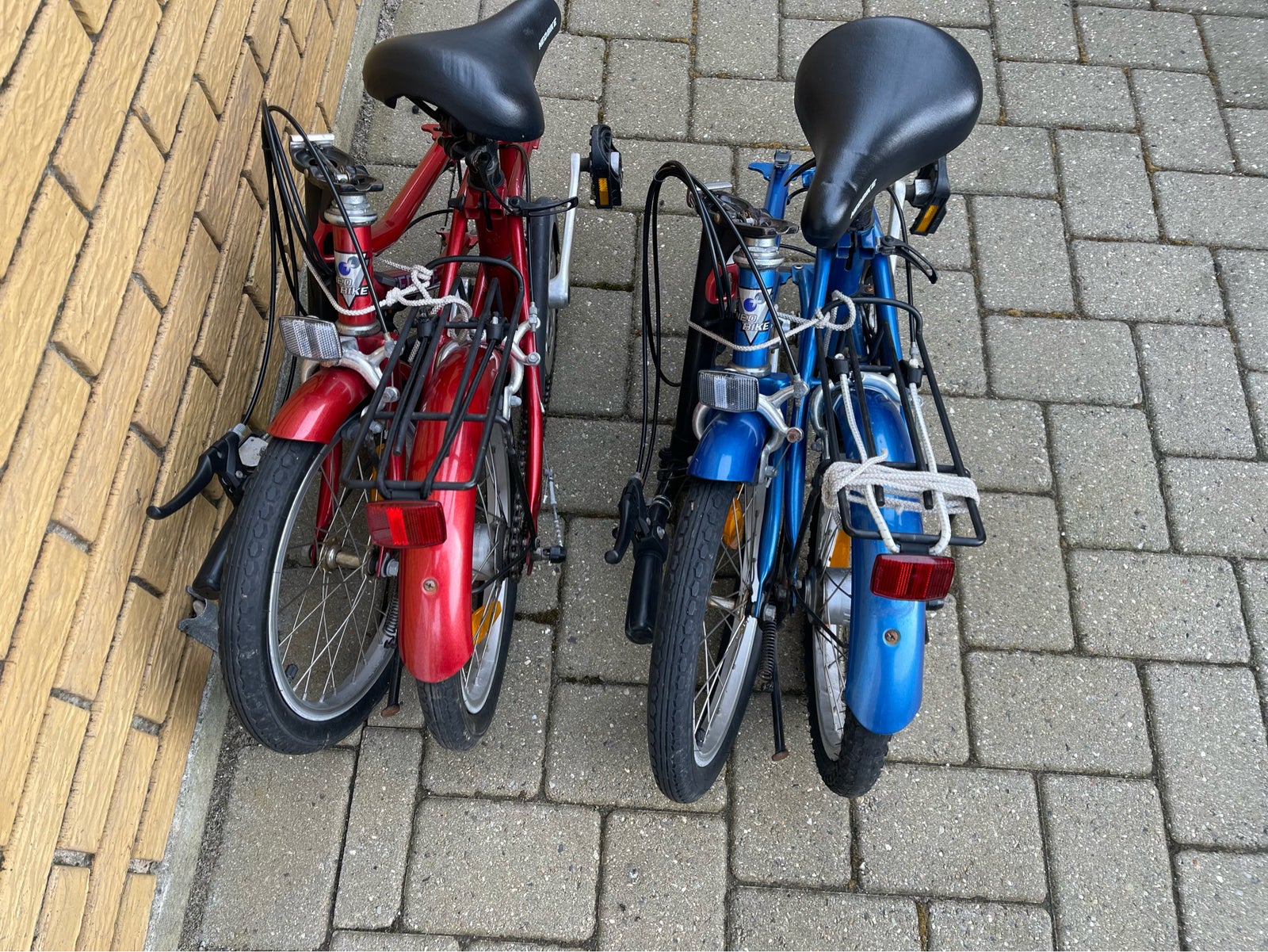 2 stk Neo Bike mini cykler en rød og en blå med...