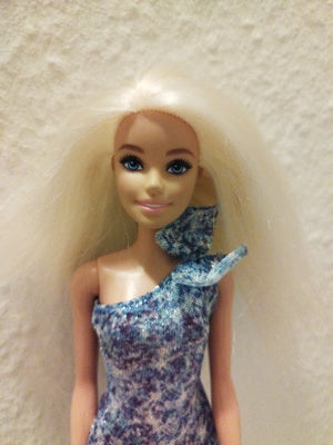 Barbie, Dukke, En Barbie dukke, sælges for 30 kr. Der er ikke sket noget med Barbieen, den er næsten