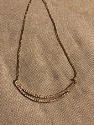 Halskæde, andet materiale, Sød guldfarvet kæde med bling. 45 cm + 8 cm forlænger 


Ikke ryger