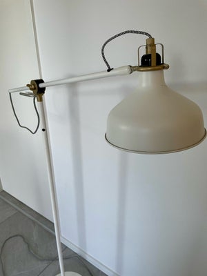 Gulvlampe, Ikea, Ikea gulvlampe. Lampens arm og hoved er indstillelige.

Maks.: 11 W
Længde: 76 cm
B