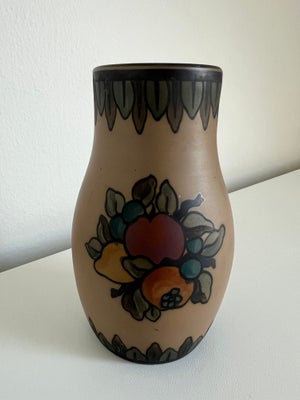 Keramik, Vase, Hjort Terracotta, Højde 13 cm

Dekoreret med frugter 