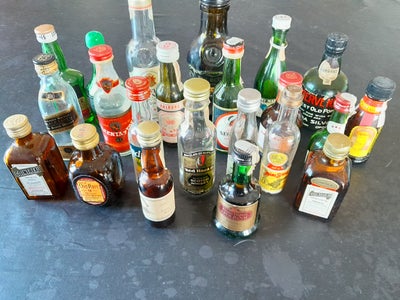 Flasker, Små flasker, Lille samling af 22 små alkoholflasker sælges. De fleste tomme.