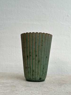 Keramik, Vase, Arne Bang, Arne Bang vase - 116 - i grønlig glasur 

H 13 - Ø 5,5 


