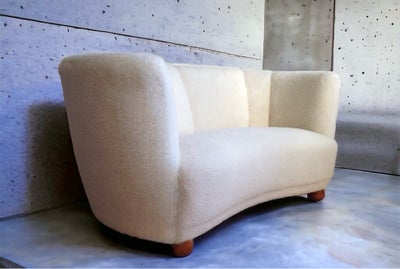 Anden arkitekt, Sofa, Overpolstret “banan” sofa fra 1940’erne.
Fremstår i flot stand, nypolstret i l