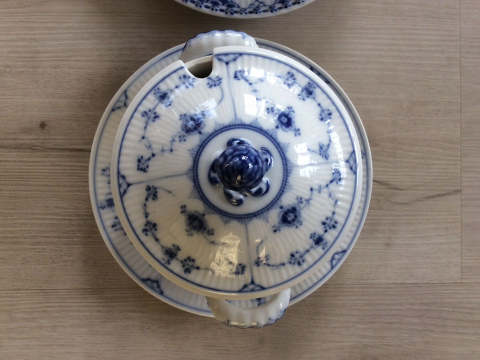 Porcelæn, 2 stk Smukke antikke sovseterriner, Kgl. Royal