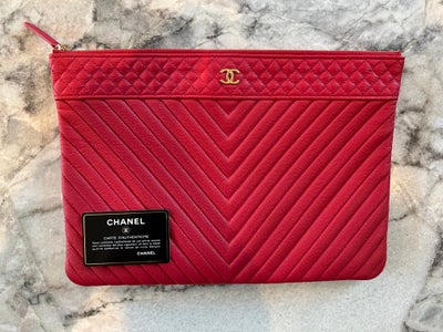 Clutch, Chanel, lammeskind, Rød Chanel clutch

Fremstår som ny, uden brugsspor

Autencitetskort medf
