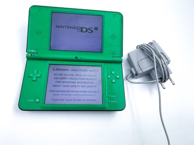 Nintendo DSI XL, DSi XL med oplader og touchpen, DSi XL med oplader og touchpen

Konsollen er testet