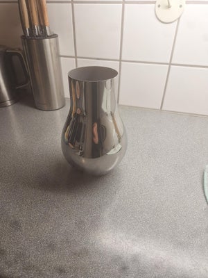 Vase, Georg Jensen, Georg Jensen vase 
23 cm høj, 14 cm bred på det bredeste punkt.
Brugt med patina