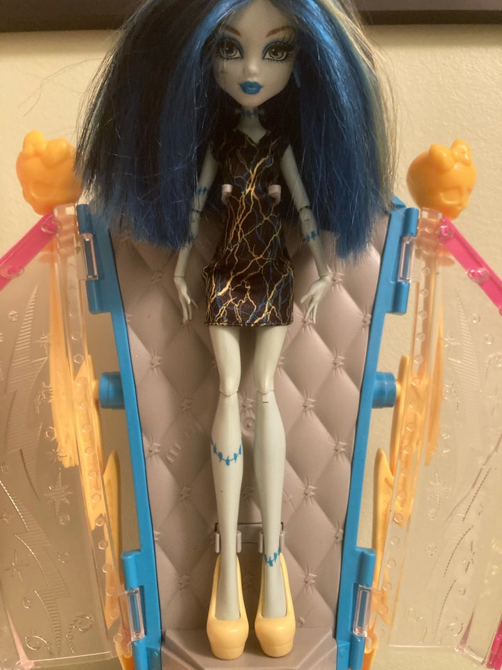 Barbie, Monster High Frankie + Recharge Chamber