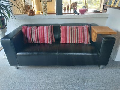 Lædersofa inkl. puder og træbord, Flot sofa uden brugsspor. Fra røgfrit hjem.