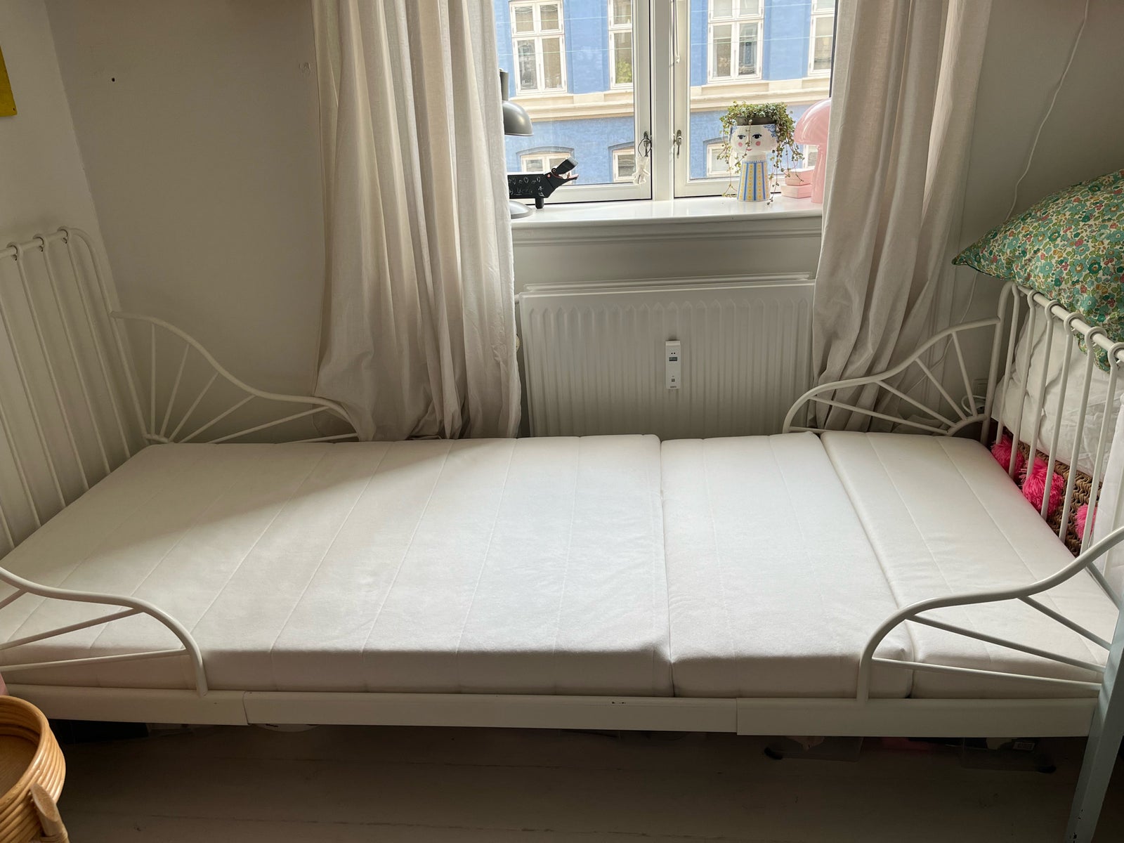 Halvhøj seng, Minnen udtræksseng fra Ikea i metal