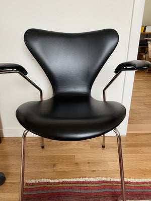 Arne Jacobsen, stol, Syver stol med armlæn, Er i sort Anilin, der fremstår som nyt. 
Desværre er sto
