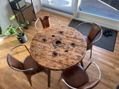 Spisebord m/stole, Træ, stål, Trademark, b: 100 l: 100, Lækkert spisebord sæt
2 år gammelt, men står